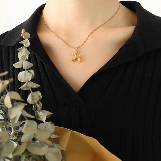 Collier pendentif chiot en acier titane plaqué or 18 carats